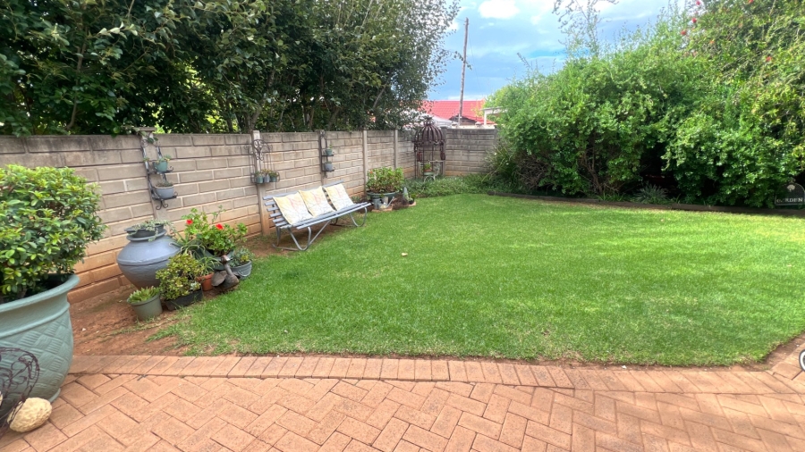 4 Bedroom Property for Sale in Langenhovenpark Free State